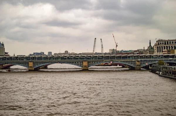 London Southwark Bridge och byggkranar — Stockfoto
