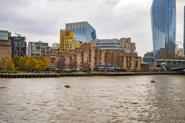 London södra Themsen med rinnande vatten — Stockfoto
