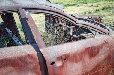 Kapalı yanık kapılar ile yanmış araba