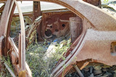 Karışık kapılar ve diğer parçaları ile yanmış araba