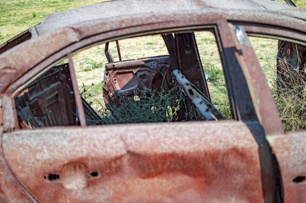 焼けた座席とドアを持つ燃えた車 — ストック写真