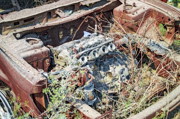 Spálené auto s vypálenou lokomotivě — Stock fotografie