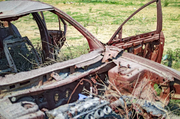 Coche quemado con puerta abierta en el lado quemado —  Fotos de Stock