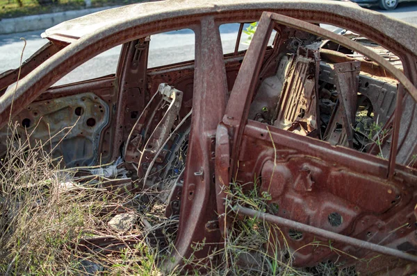 Auto mit Gras aus dem Boden gebrannt — Stockfoto