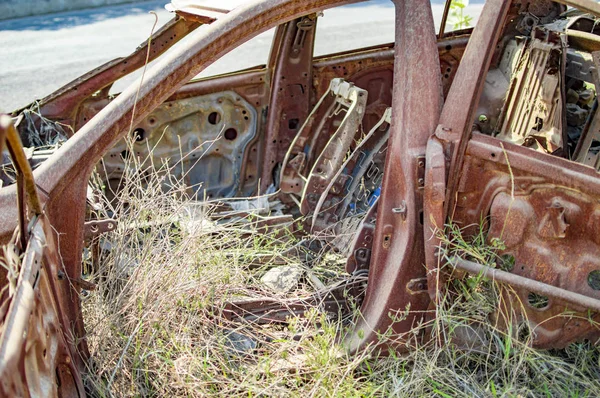 焼けた座席と窓を持つ燃えた車 — ストック写真