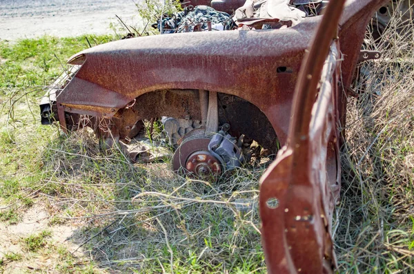 Spalony samochód i koła bez gumy — Zdjęcie stockowe