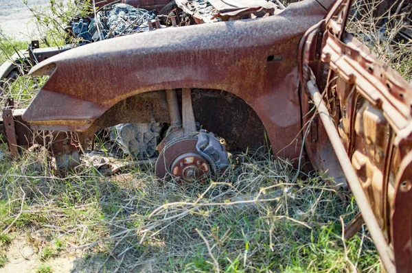 Сгоревший автомобиль с обнаженным телом и ржавчиной — стоковое фото