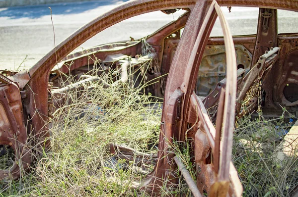 Spálené auto, ležící v džungli dlouhou dobu — Stock fotografie