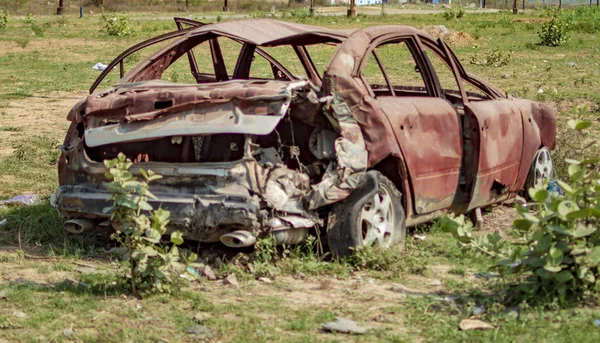 Mașină arsă cu roți în iarbă — Fotografie, imagine de stoc