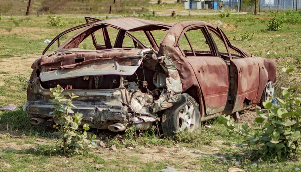 Спалений автомобіль з відкритим капюшоном і простором — стокове фото