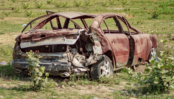Спалений автомобіль без вікон зі скла — стокове фото