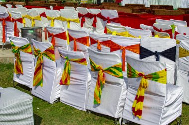 Çim parti için renkli sandalyeler