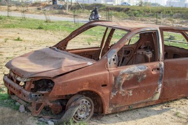 Yanmış boya ve boş araç ile yanmış araba