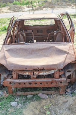 Önden yanmış görünümü ile yanmış araba