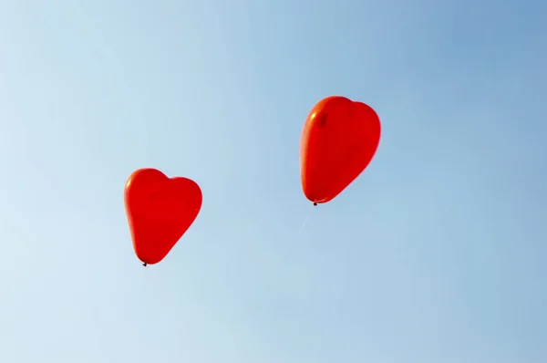 Kalp şeklinde balonlar ve rüzgarda yüksek uçuyor — Stok fotoğraf