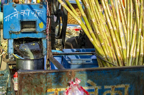 Sugar cane juice and machine to extract it