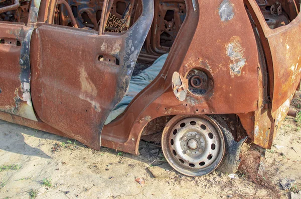 金属の車輪が付いている燃えた車 — ストック写真