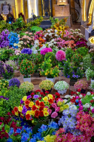 Flores plásticas de material diferente à venda — Fotografia de Stock