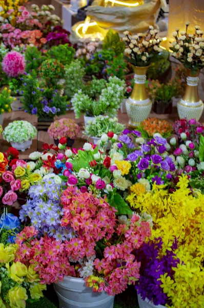 Casa decoração flores e folhas à venda — Fotografia de Stock