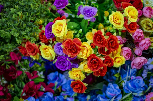 エキゾチックな色や材料のプラスチックの花 — ストック写真