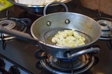 Tavada ve ateşte sıcak yağ ile Hint Kızartma aperatifler