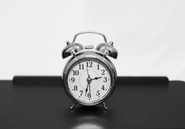 Reloj despertador en mesa con color plata —  Fotos de Stock