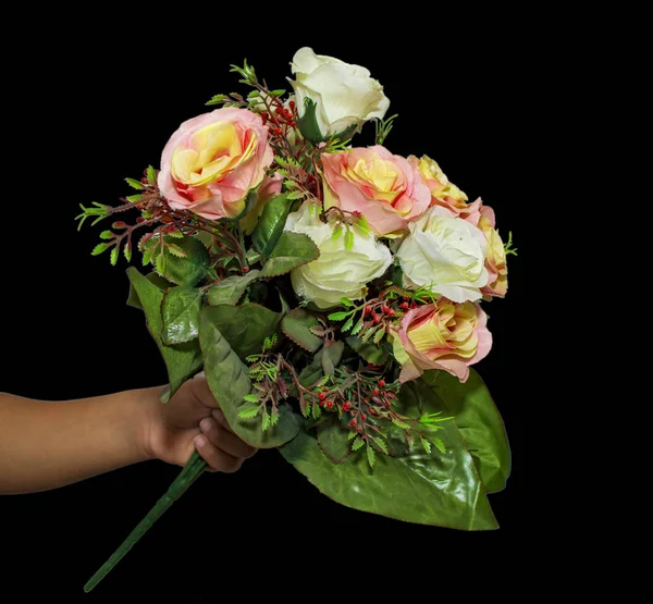 Mazzo di fiori falsi in mano di una ragazza — Foto Stock