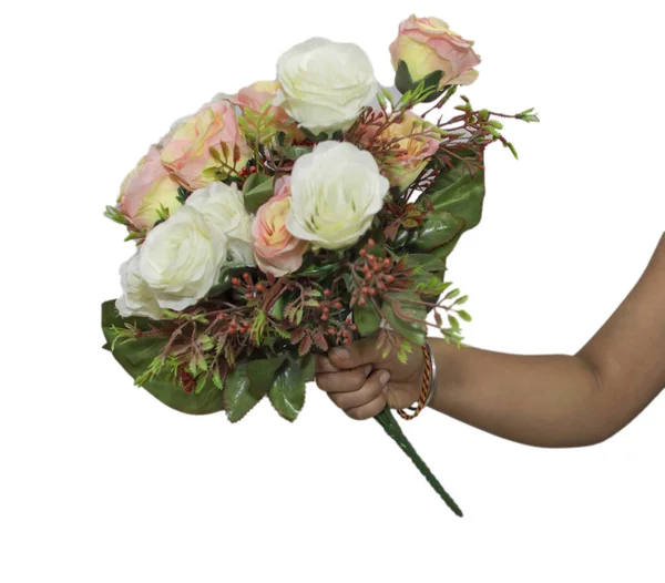Ψεύτικα λουλούδια μπουκέτο στο χέρι ενός κοριτσιού — Φωτογραφία Αρχείου