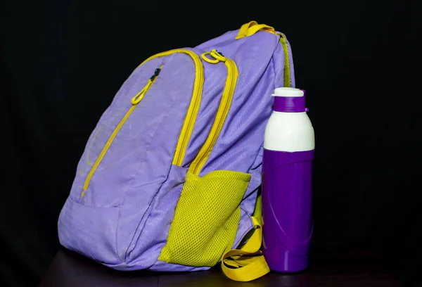 Bolso escolar y botella para volver al concepto escolar —  Fotos de Stock