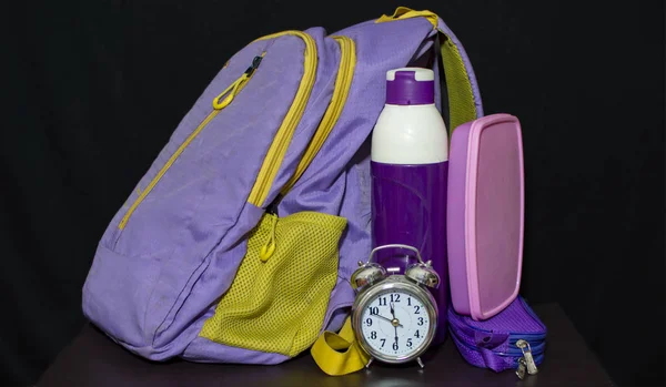 スクールバッグの時計と弁当箱、学校のコンセプトに戻るためのボトル — ストック写真