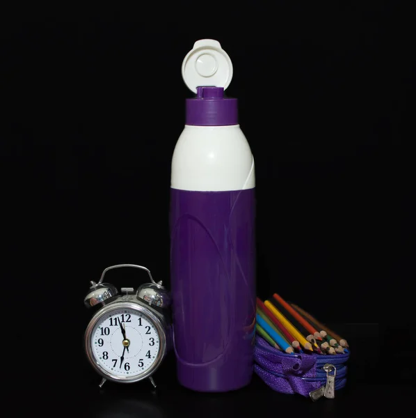 学校の概念に戻るためのスクールボトルの鉛筆と目覚まし時計 — ストック写真