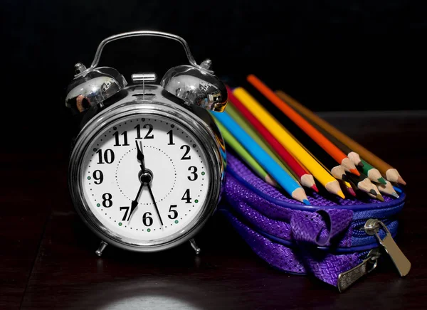 Lápis escolares com despertador e outras caixas para voltar ao conceito de escola — Fotografia de Stock