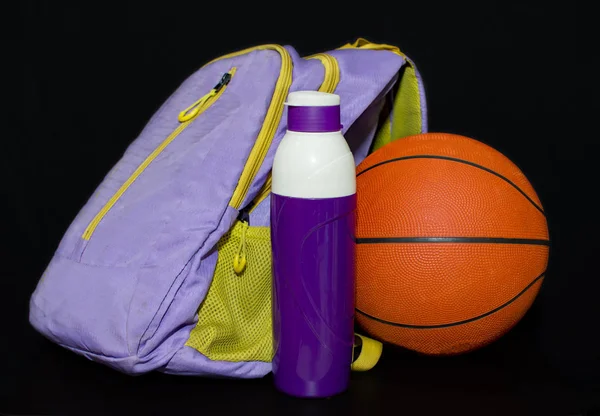 Bolso escolar y baloncesto con botella en negro para volver al concepto escolar —  Fotos de Stock