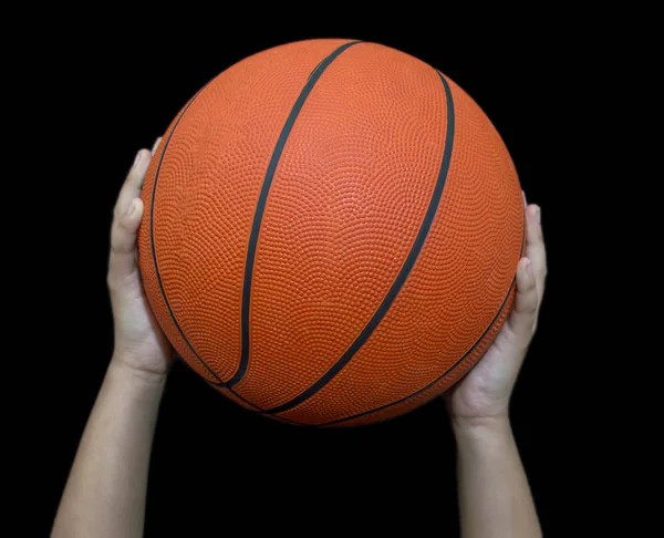 Две руки, показывающие баскетбол — стоковое фото