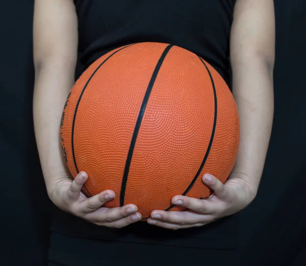体の後ろのバスケットボール — ストック写真