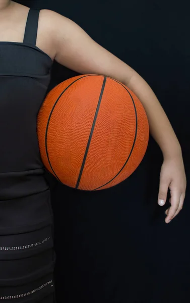 Женщина, держащая баскетбол по бокам — стоковое фото