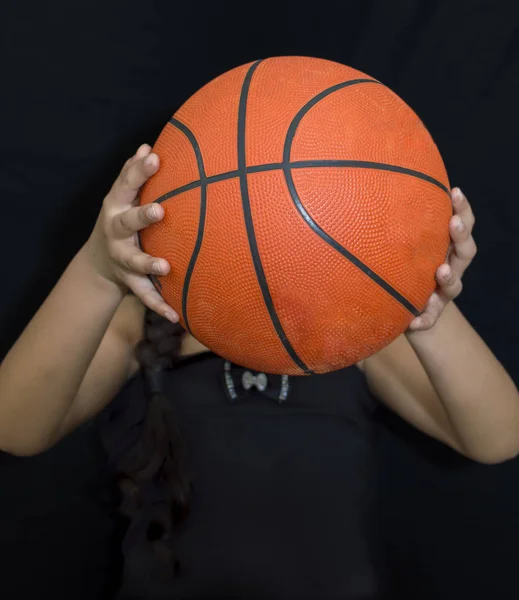 女性の手の中のバスケットボール — ストック写真