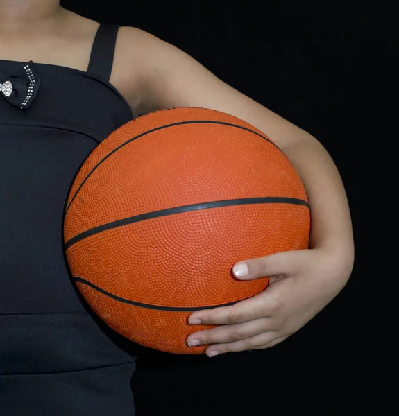 女性の体の側面にバスケットボール — ストック写真