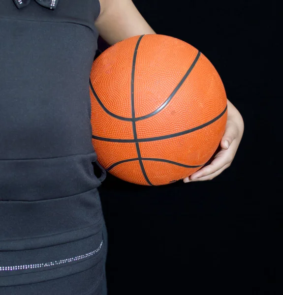 バスケットボールを両側に手に持つ少女 — ストック写真