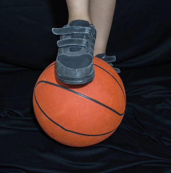 El zapato en la parte superior del baloncesto —  Fotos de Stock