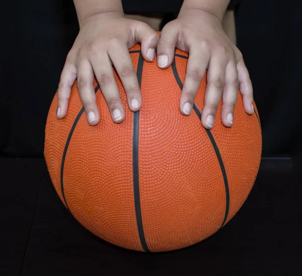 バスケットボールとボールの両手 — ストック写真