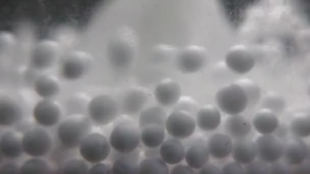 Weiße Kugeln Transparentem Glas Hüpfen Und Übereinander Stapeln — Stockvideo