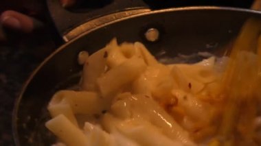 Penne makarna içine mısır koymak ve bunları tavaya karıştırmak, mısır makarnası ve lezzetli yemekler yapmak..