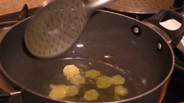 用热油在锅里煎薯条搅拌 — 图库视频影像