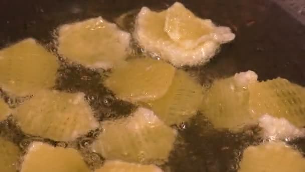 Secuencia Patatas Fritas Fritas Aceite Caliente Sartén Negra Revolviéndolas — Vídeos de Stock