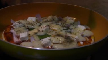 Soğan peyniri ve biberli pizza pişirip lezzetli yemekler yapıyorlar..