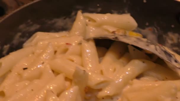 Mostrando Pasta Fresca Penne Hecha Sartén Haciendo Sabrosa Comida — Vídeos de Stock