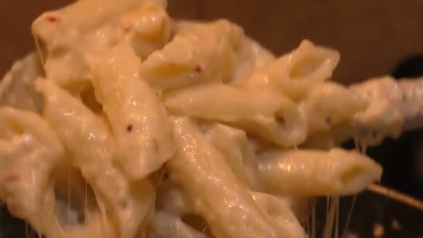 Mostrando Sabrosa Pasta Penne Recién Preparada Sartén Presentación Haciendo Sabrosa — Vídeos de Stock