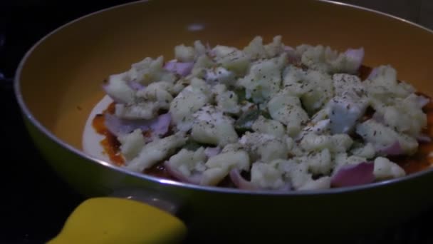 Zwiebelpizza Pfanne Auf Dem Herd Erhitzen Und Schmackhaftes Essen Zubereiten — Stockvideo
