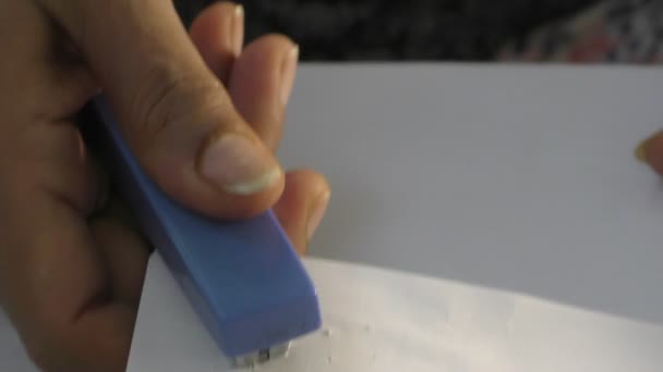一位女士正在用订书机把纸钉上 并把纸钉上工序 — 图库视频影像